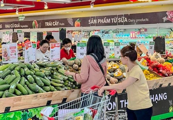Người dân mua sắm tết muộn vì phải cân đối lương thưởng
