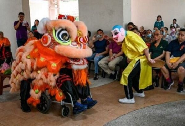 Đoàn lân người lớn tuổi tại Singapore
