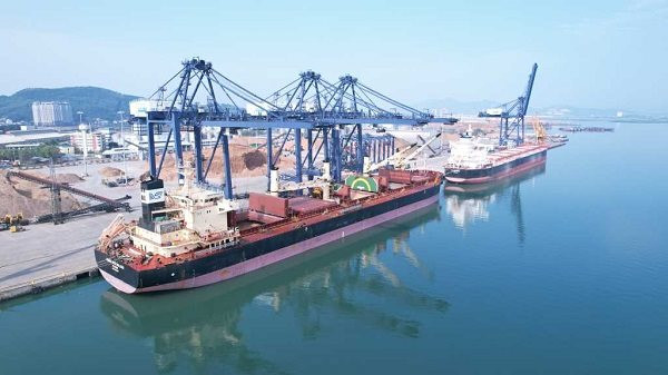 Cảng biển tấp nập đón tàu 'xông đất' đầu năm