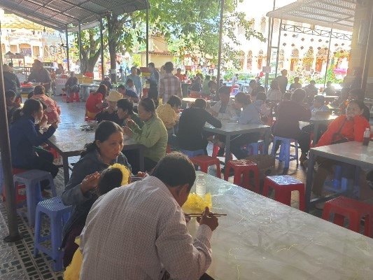 Bạc Liêu: Đi lễ đầu năm, hàng nghìn người được nhà chùa đãi món bún chay