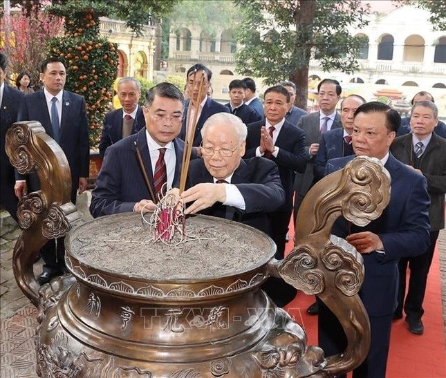 Tổng bí thư Nguyễn Phú Trọng dâng hương tại Hoàng thành Thăng Long