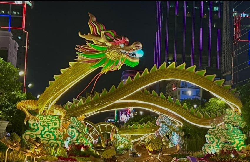 Trên 1,2 triệu lượt khách thưởng lãm đường hoa Nguyễn Huệ
