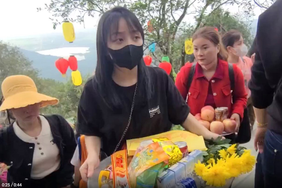Hà Tĩnh: Du khách nô nức về khai hội chùa Hương Tích