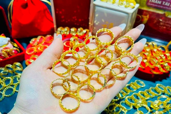 Giá vàng nhẫn tăng 'loạn nhịp' đầu tuần