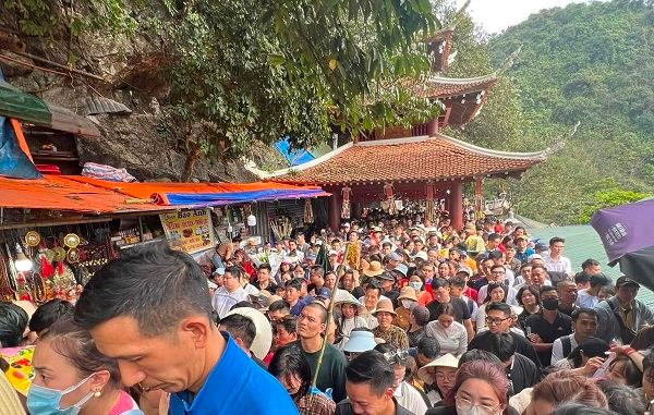 Dòng người tấp nập đi lễ chùa Hương đầu năm mới