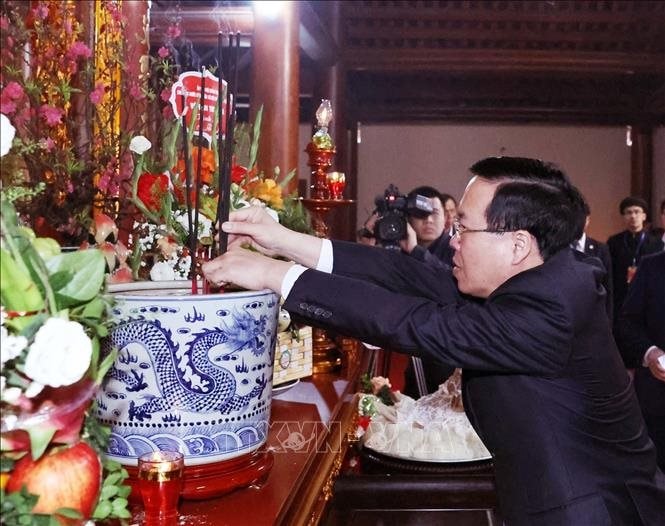Chủ tịch nước dâng hương, dự lễ khai bút đầu xuân tại khu lưu niệm danh nhân Nguyễn Trãi
