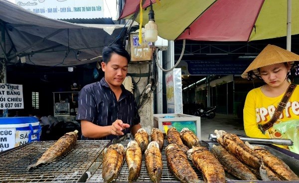 Các tiệm cá lóc nướng ở An Giang ‘ngóng' khách ngày vía Thần Tài