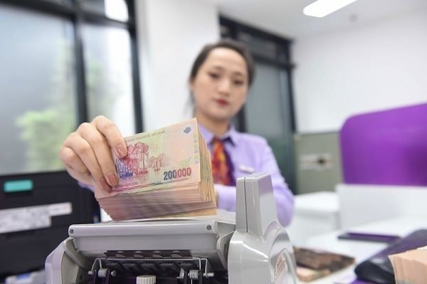 Tăng trưởng tín dụng đầu năm giảm, ngân hàng 'đỏ mắt' tìm khách vay