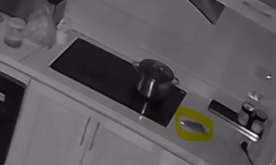 Clip chuột kích hoạt bếp từ, khói mịt mù suýt gây cháy nhà