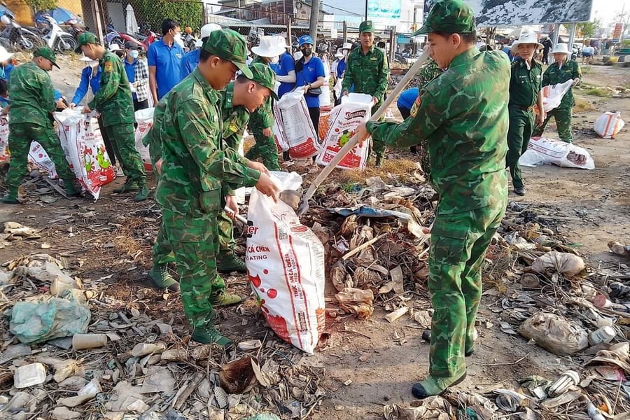Tuổi trẻ Sóc Trăng ra quân 'làm sạch biển'