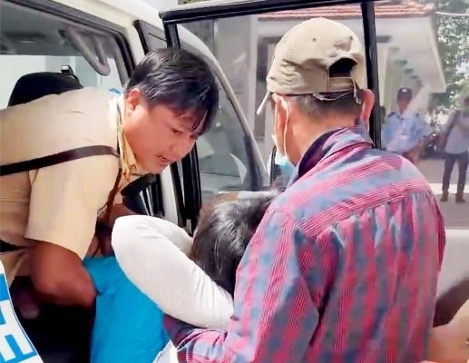 An Giang: CSGT phát hiện và kịp thời đưa một phụ nữ bị tai biến đi cấp cứu