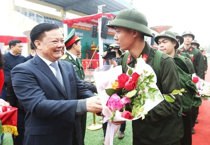 Lãnh đạo Hà Nội động viên các tân binh lên đường nhập ngũ