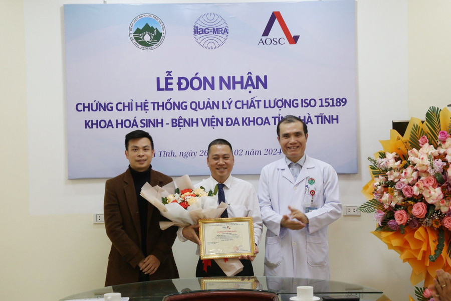 Phòng xét nghiệm đầu tiên tại Hà Tĩnh đạt chứng chỉ hệ thống quản lý chất lượng ISO 15189