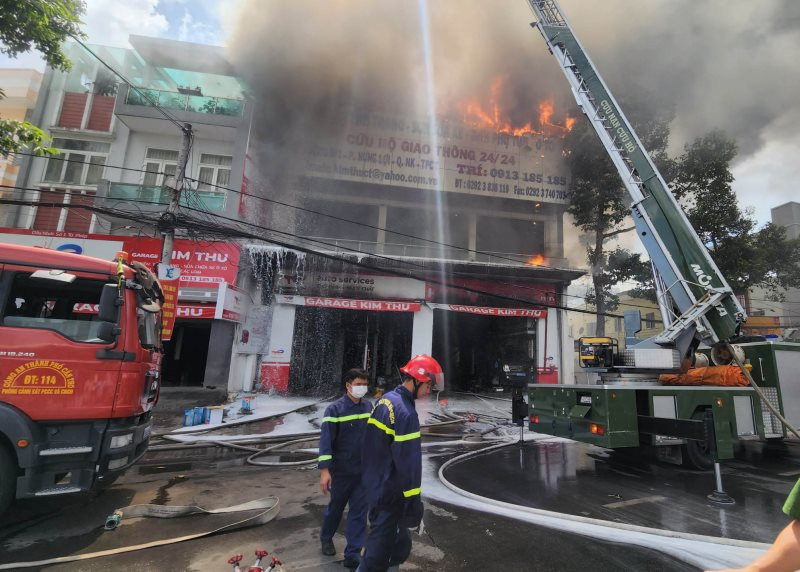 Cháy lớn tại gara ô tô ở Cần Thơ