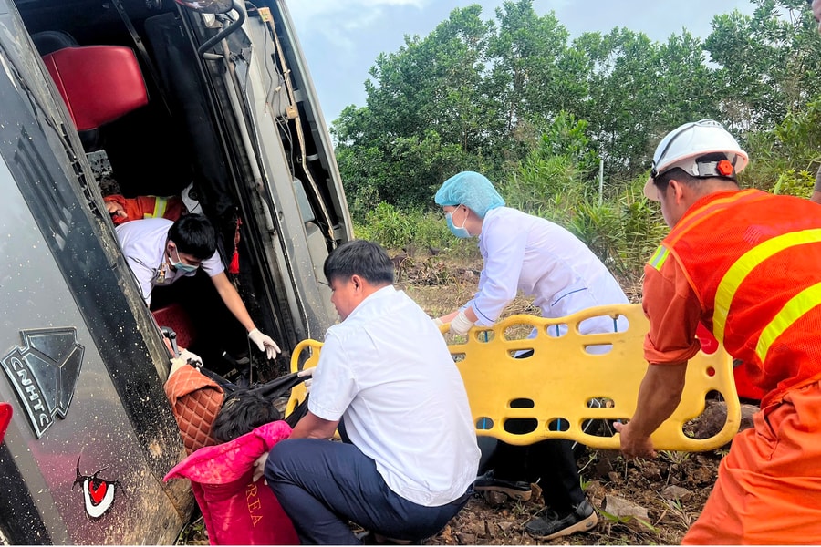 Lật xe đầu kéo trên tuyến La Sơn - Hòa Liên, tài xế tử vong