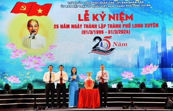Lễ kỷ niệm 25 năm thành lập TP.Long Xuyên