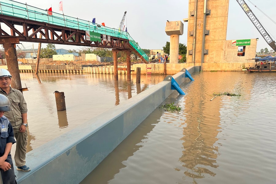 Cống ngăn mặn lớn thứ 2 của miền Tây đóng khẩn cấp