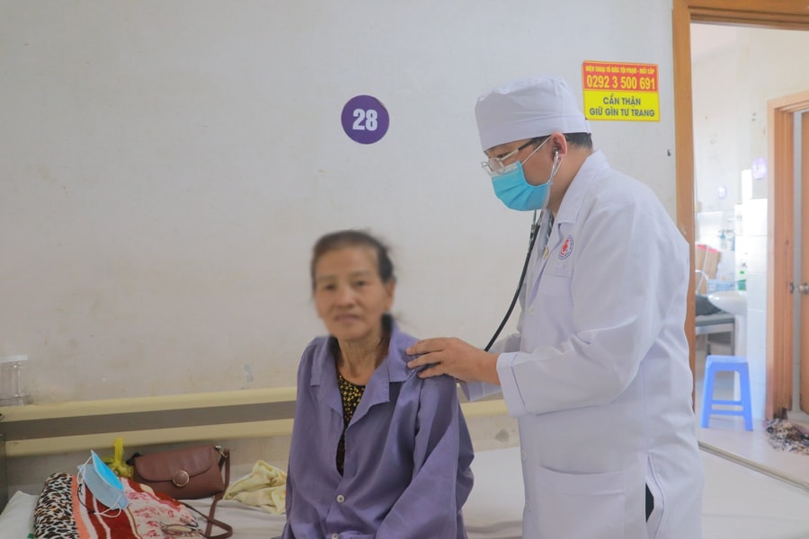 Cần Thơ: Gắp mảnh xương nằm trong phế quản bệnh nhân suốt 2 năm
