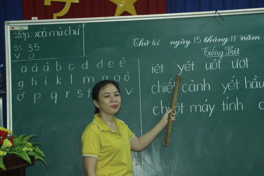 Bà cháu, mẹ con, anh em đồng bào S’tiêng cùng nhau đi học xóa mù chữ