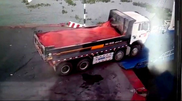 Đồng Tháp: Xe tải chở bê tông bất ngờ bị rơi sông khi đang xuống phà