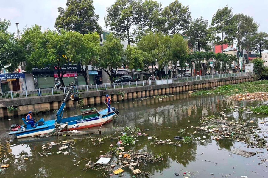 TP.HCM: Kênh Nhiêu Lộc-Thị Nghè đặc rác, lục bình, ô nhiễm nặng