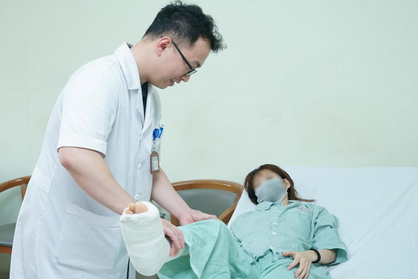 Cô gái trẻ bị xe tải cán qua người thoát chết ngoạn mục