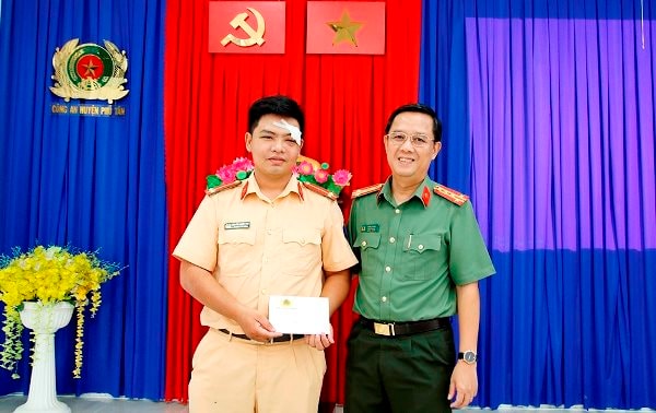 Chạy xe không gương chiếu hậu, thiếu niên 17 tuổi còn tông CSGT