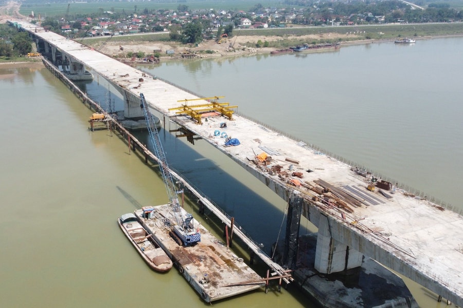 Hợp long cầu vượt sông dài nhất cao tốc Bắc - Nam