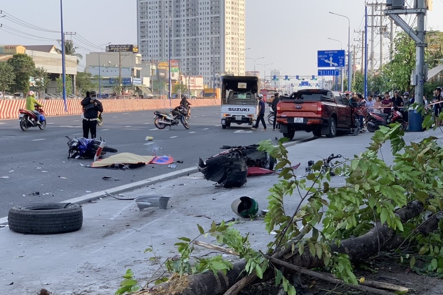 Bình Dương: Xe bán tải tông hàng loạt xe máy làm 1 người tử vong, 4 người bị thương