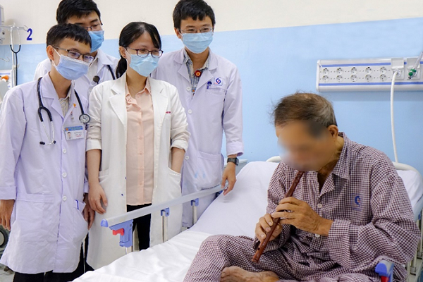 Cứu sống cụ ông 76 tuổi ngưng tim kéo dài, tím tái toàn thân