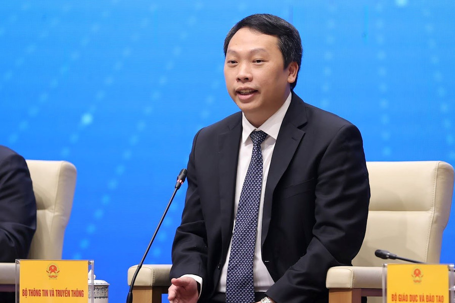 Thứ trưởng Bộ TT-TT Nguyễn Huy Dũng: Trước kia mở tài khoản ngân hàng mất cả buổi sáng, giờ chỉ cần 3 phút trên điện thoại
