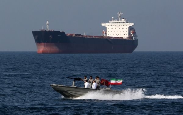 Iran dọa phong tỏa eo biển Hormuz