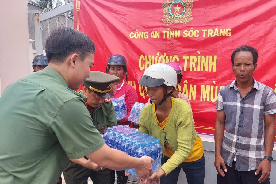 Công an tỉnh Sóc Trăng ra quân giúp dân chống thiên tai