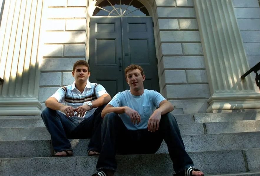 Mark Zuckerberg nảy ra ý tưởng về tính năng chọc trên Facebook lúc say rượu thời sinh viên
