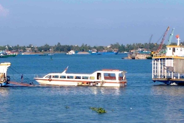 An Giang: Tàu chở khách du lịch va chạm với phà, 3 người bị thương