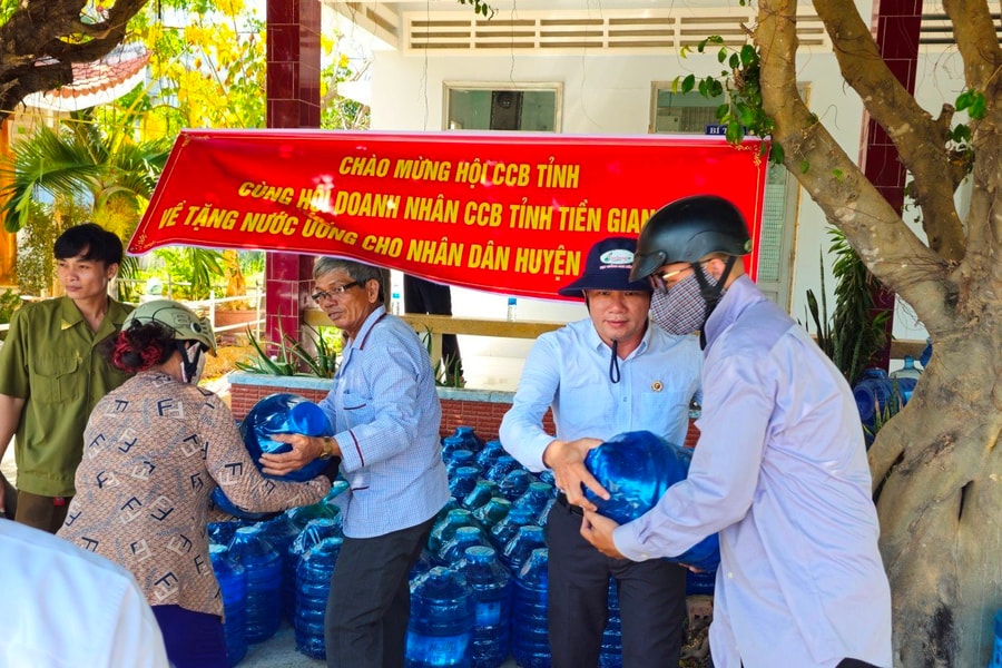 Mang yêu thương đến vùng khô hạn ở miền Tây