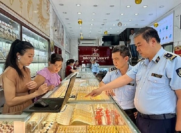 Cửa hàng vàng ngừng bán vẫn bị kiểm tra, xử lý