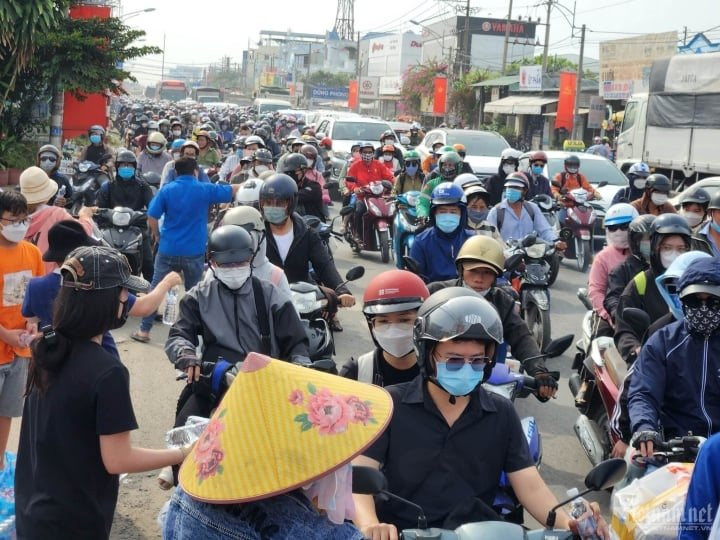 Cảm ơn anh lái xe container không quen biết!