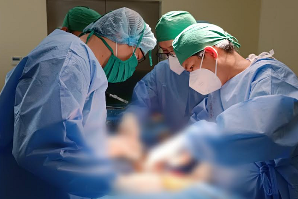 Thay khớp háng thành công cho cụ bà 102 tuổi bị gãy xương đùi