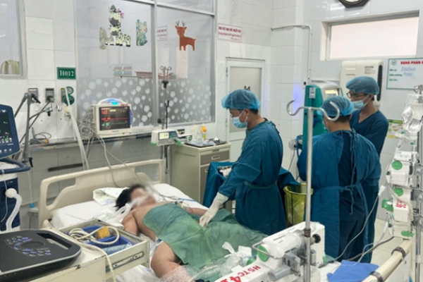 Vụ ngộ độc sau ăn bánh mì ở Đồng Nai: Bộ Y tế chỉ đạo theo dõi chặt chẽ người bệnh nặng