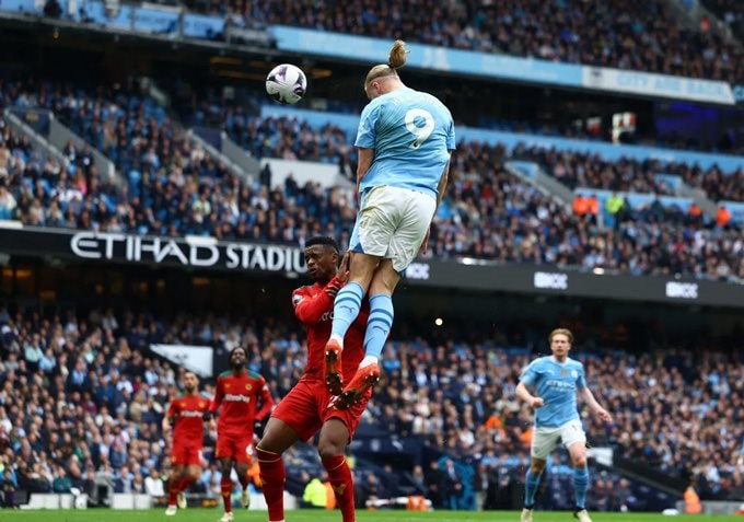 Man City bám sát Arsenal nhờ Haaland tỏa sáng trước đối thủ yếu