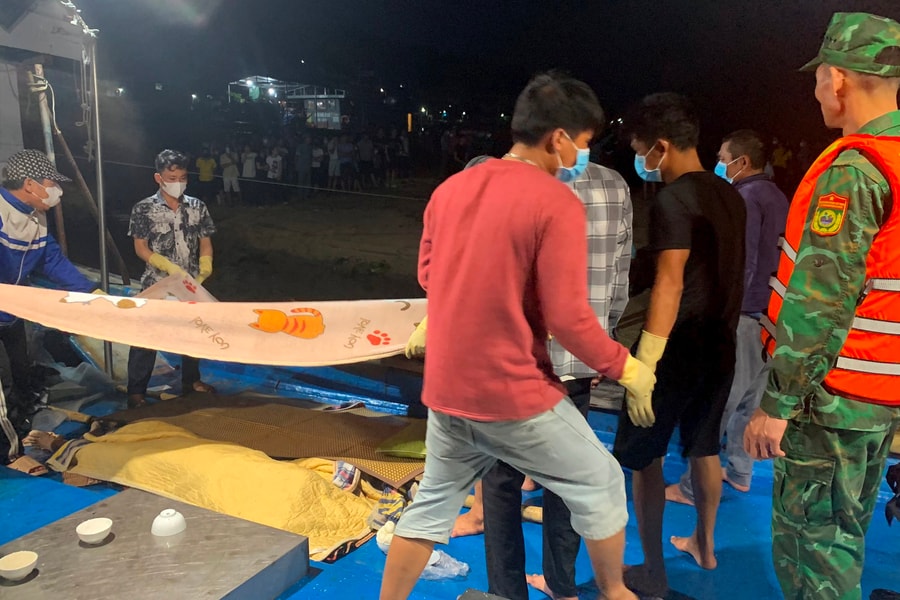 Nghệ An: Tìm thấy thi thể 2 ngư dân mắc kẹt trong tàu câu mực bị chìm