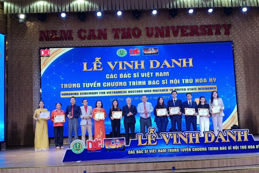 Cần Thơ: Vinh danh 18 bác sĩ Việt Nam đã xuất sắc trúng tuyển kỳ thi tuyển bác sĩ nội trú Mỹ