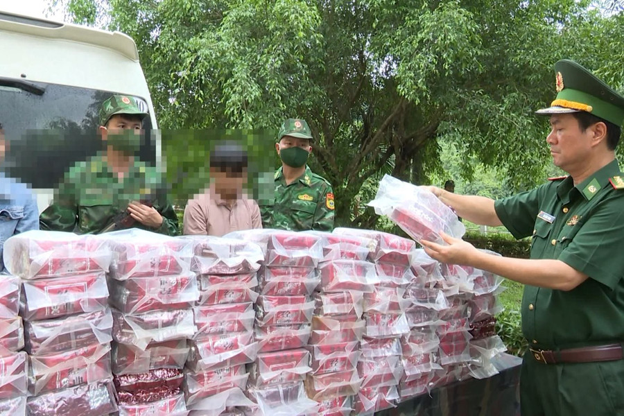 Bắt nhóm người vận chuyển 121kg ma túy từ Lào vào Việt Nam