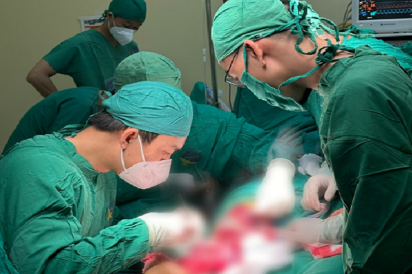 Nối thành công chân nam thanh niên bị máy cuốn vải cắt đứt lìa