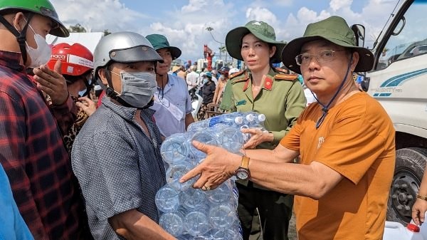 Hàng nghìn bình nước nghĩa tình tới tay người dân huyện Gò Công Tây
