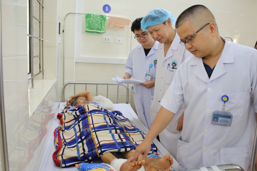 Nối thành công cẳng chân gần đứt lìa cho người phụ nữ bị tai nạn giao thông