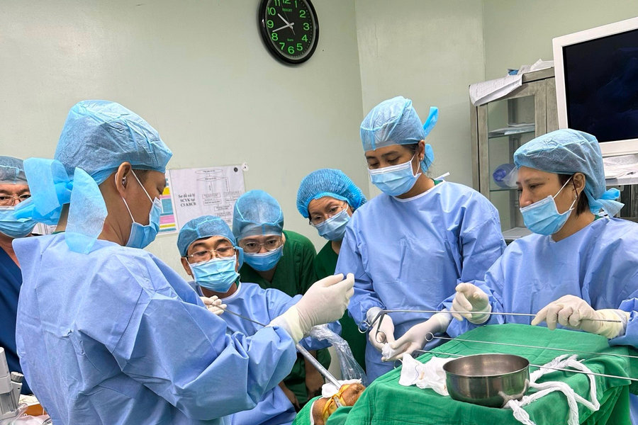Cứu sống cụ ông 75 tuổi bị hóc xương gà nguy kịch