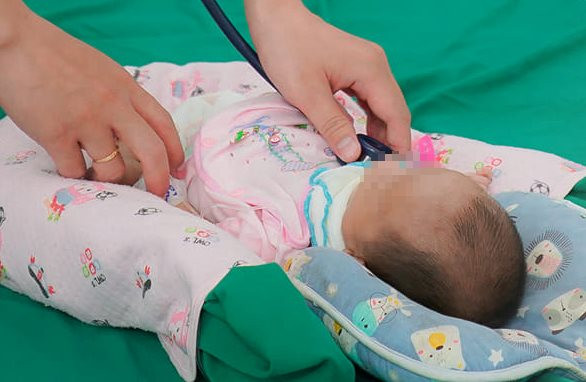 Cứu sống trẻ sinh non bị dị tật nội tạng ngoài cơ thể