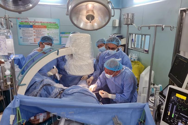 Lần đầu tiên Việt Nam dùng kỹ thuật ECIRS điều trị thành công sỏi thận phức tạp